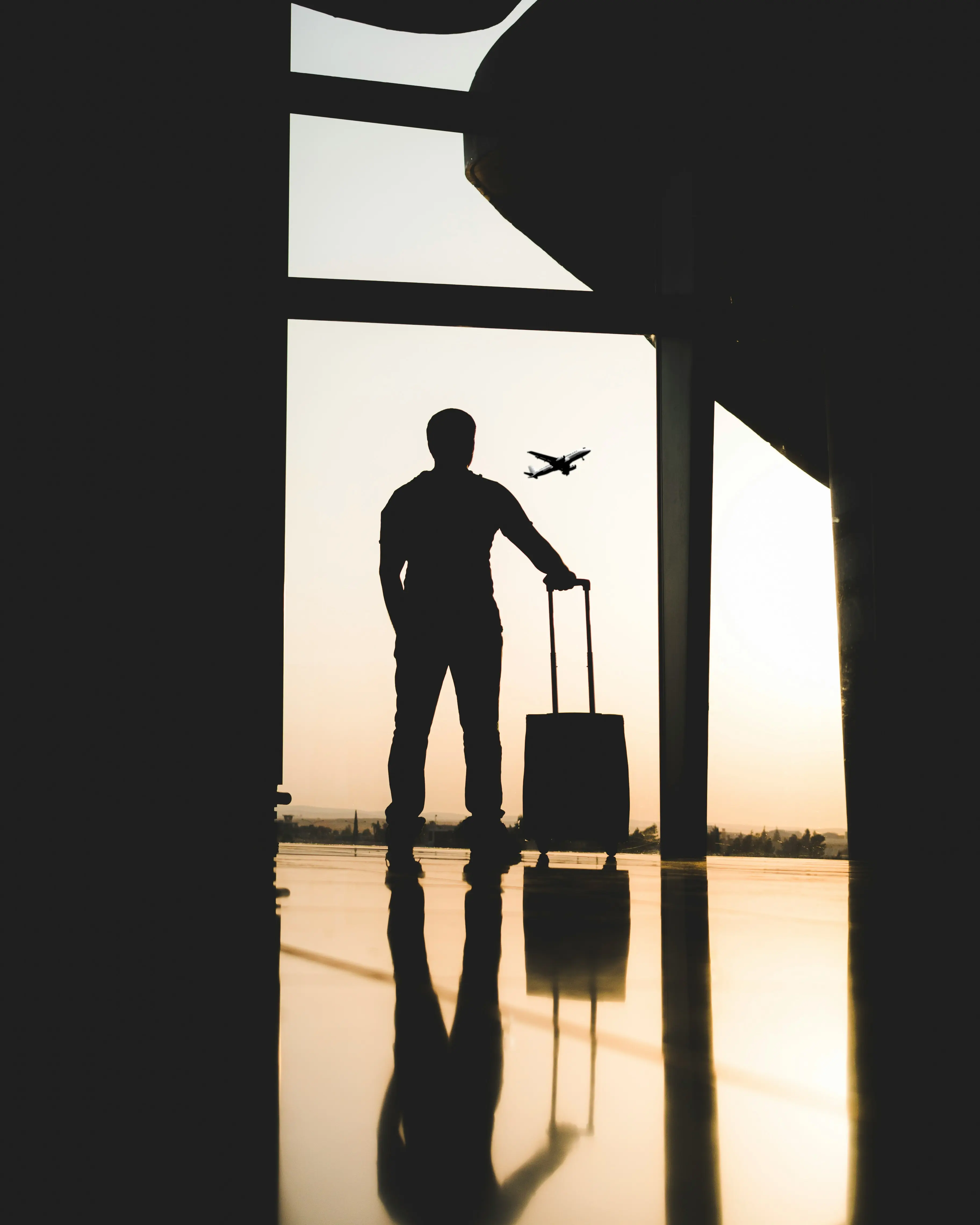 Hombre con maleta en aeropuerto